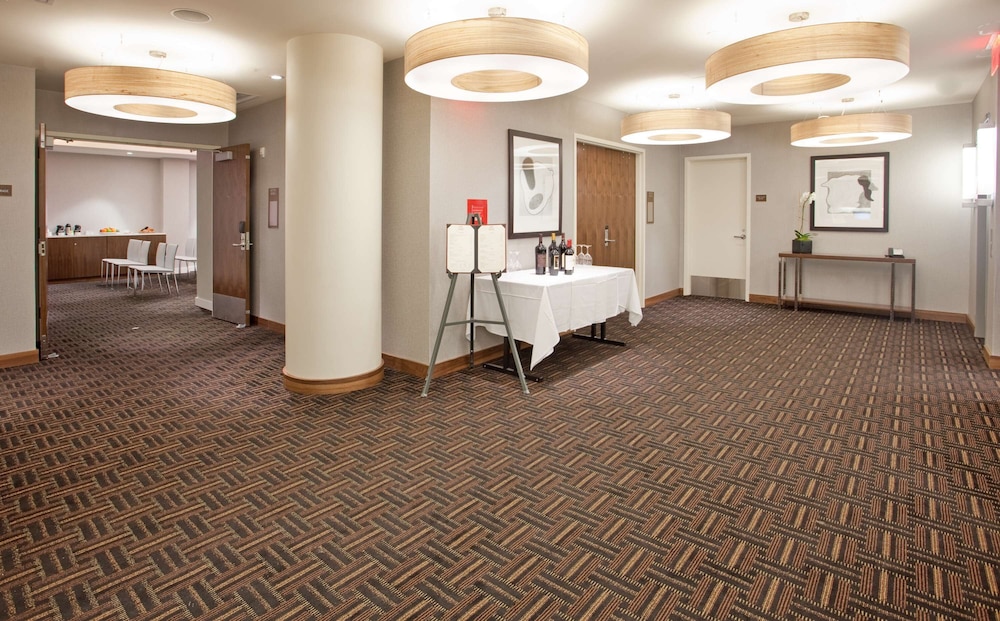 Hilton Garden Inn New York/Central Park South-Midtown West — Restaurant & bars in New York City, New York State