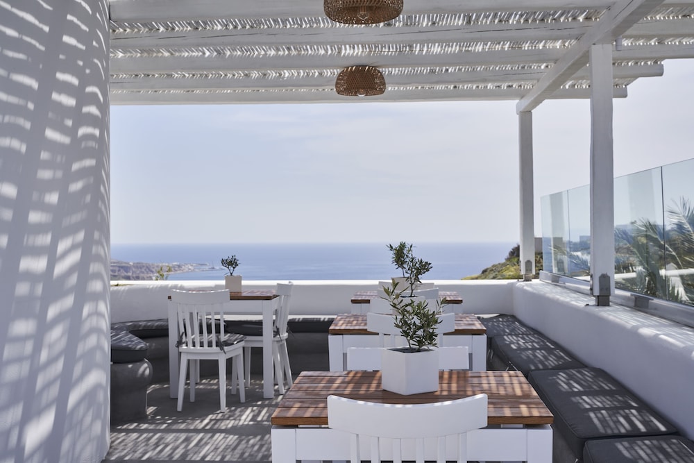 Apanemo Hotel — Restaurant & bars in Akrotiri, South Aegean