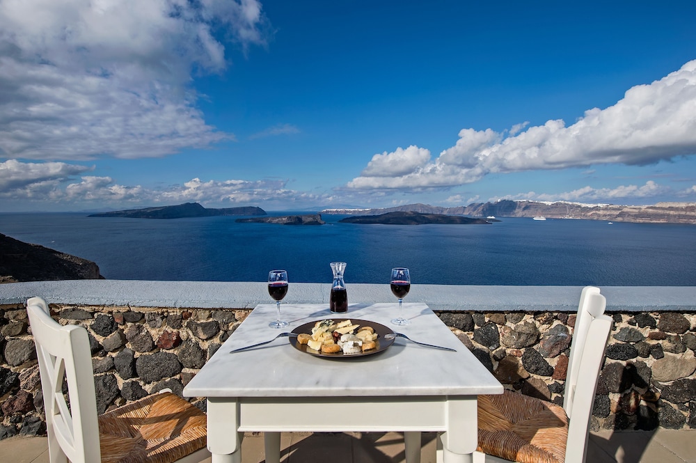 Apanemo Hotel — Restaurant & bars in Akrotiri, South Aegean