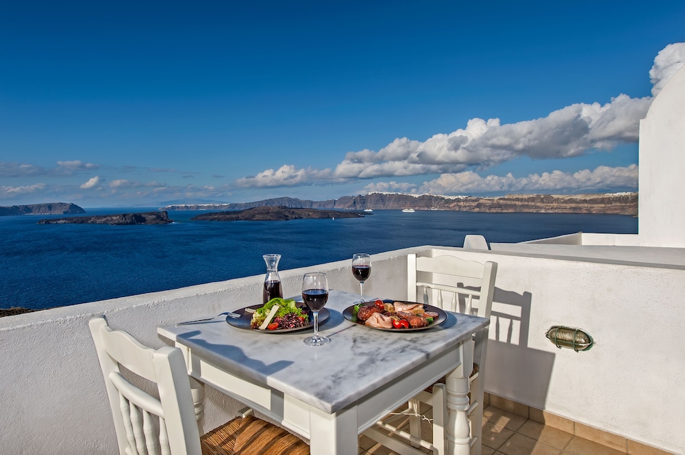 Apanemo Hotel — Restaurant & bars in Akrotiri, South Aegean