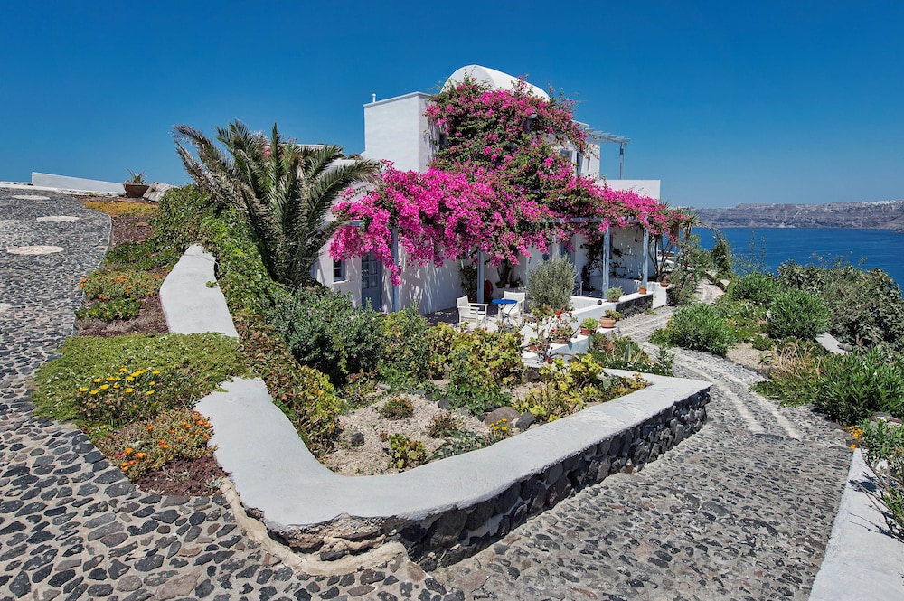 Apanemo Hotel — Hotel building in Akrotiri, South Aegean