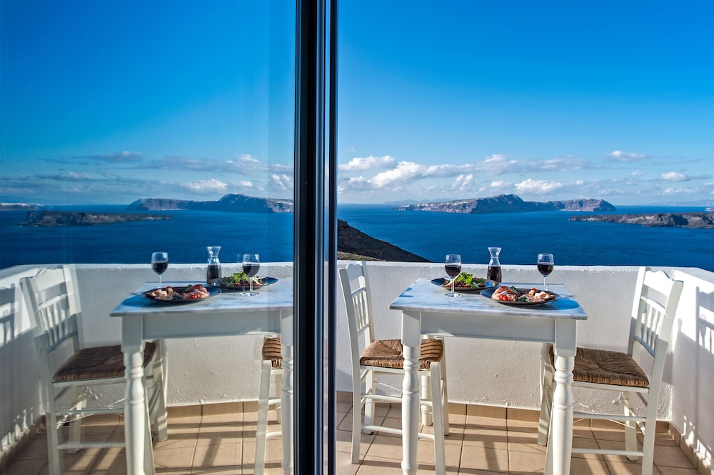 Apanemo Hotel — Restaurant & bars in Akrotiri, South Aegean