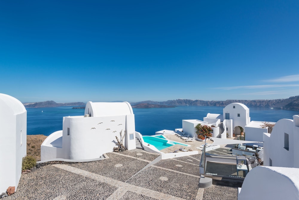 Apanemo Hotel — Hotel building in Akrotiri, South Aegean