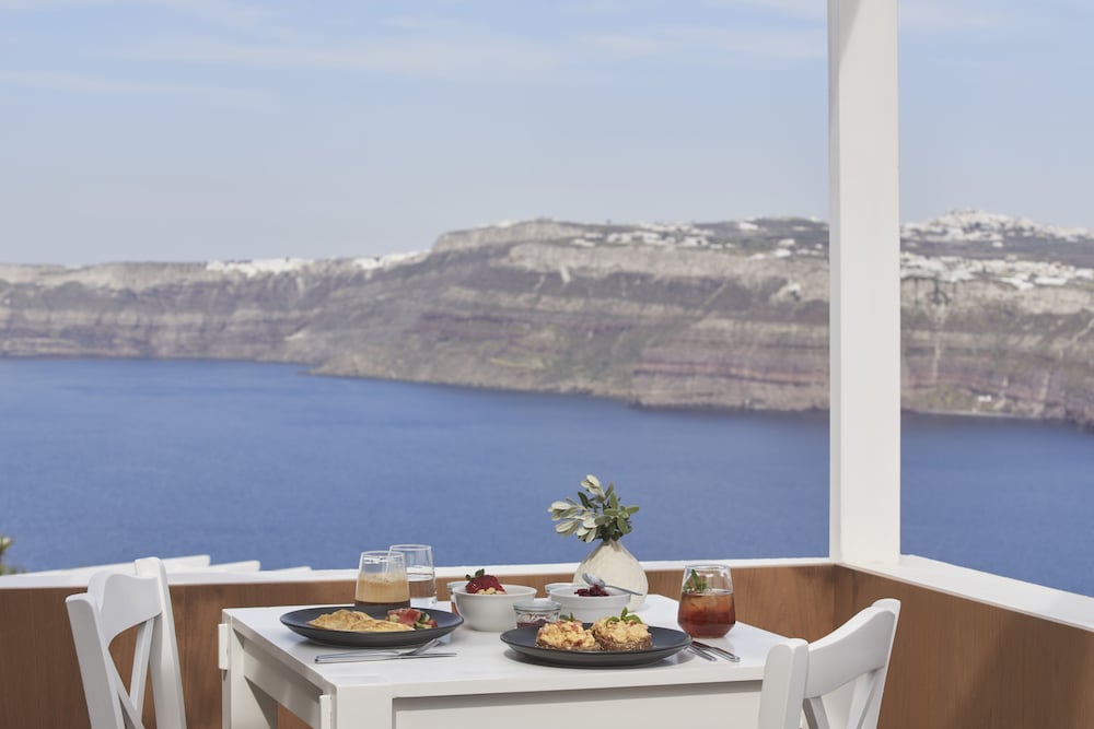 Apanemo Hotel — Restaurant & bars in Akrotiri, South Aegean