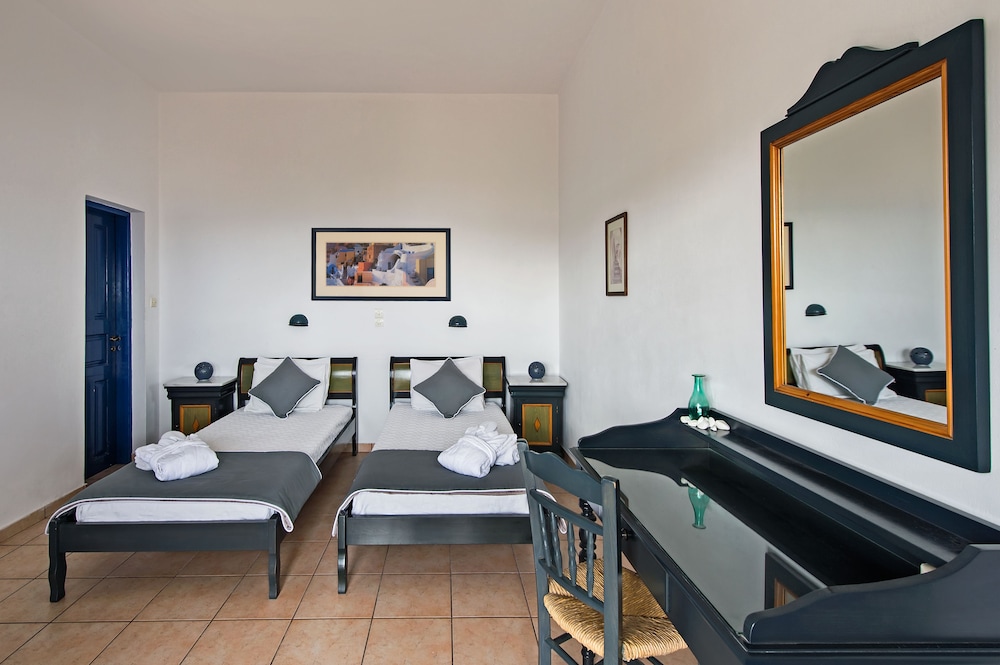 Apanemo Hotel — Hotel rooms in Akrotiri, South Aegean
