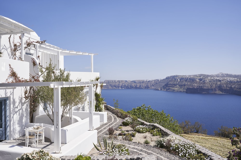 Apanemo Hotel — Hotel building in Akrotiri, South Aegean