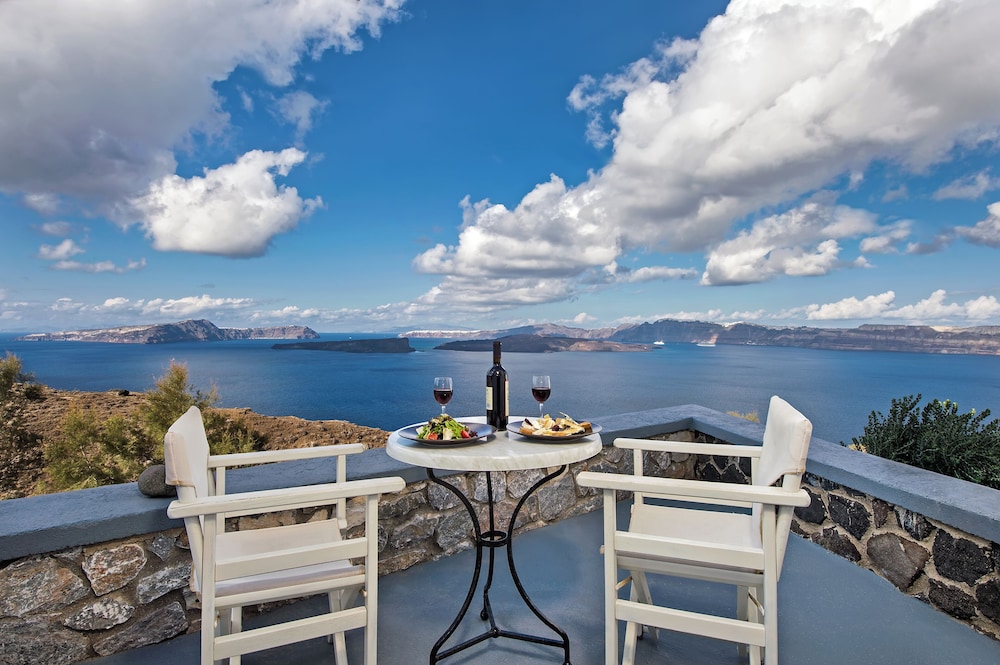 Apanemo Hotel — Restaurant & bars in Akrotiri, South Aegean