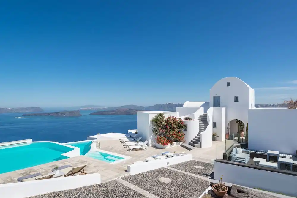 Apanemo Hotel — Hotel building in Akrotiri, South Aegean