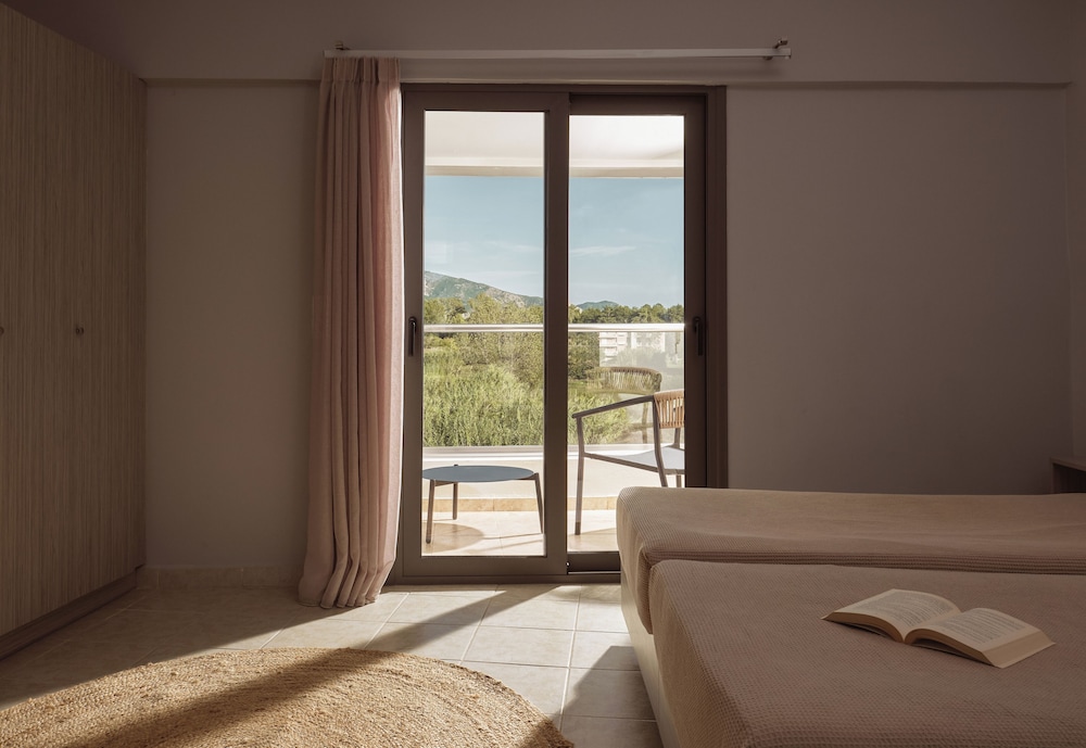Atlantis Hotel — Hotel rooms in Laganas, Ionian Islands