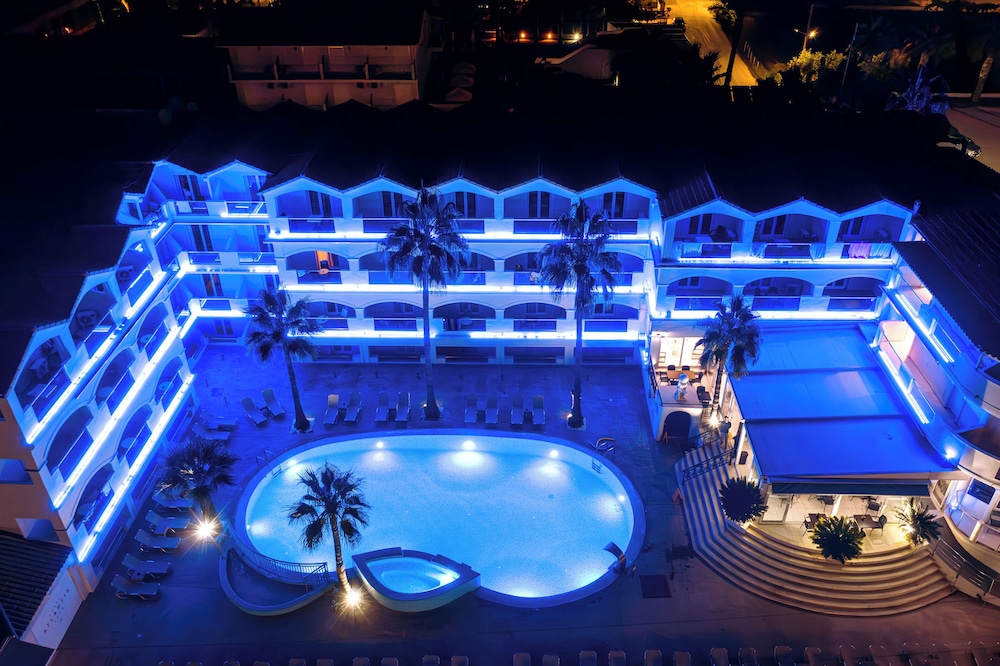 Atlantis Hotel — Hotel building in Laganas, Ionian Islands