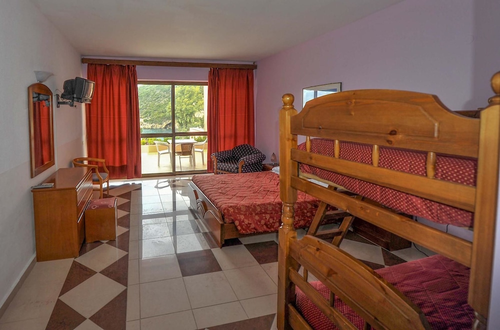 Blue Princess Beach Hotel & Suites — Hotel rooms in Liapades, Ionian Islands