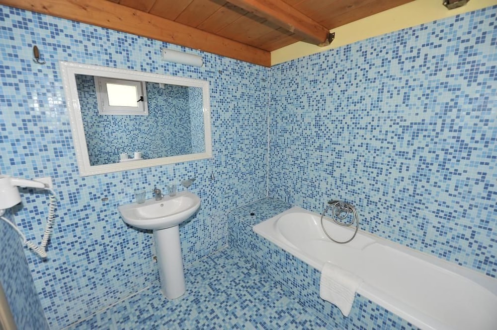Blue Princess Beach Hotel & Suites — Hotel rooms in Liapades, Ionian Islands