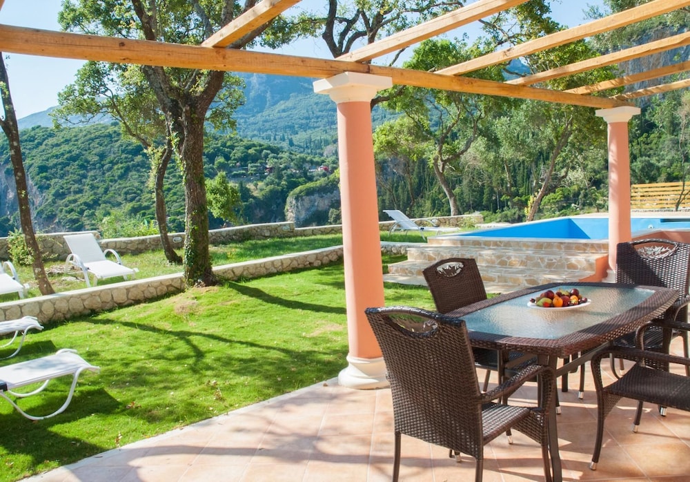 Blue Princess Beach Hotel & Suites — Swimming pool in Liapades, Ionian Islands