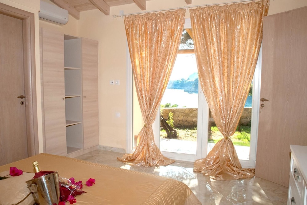 Blue Princess Beach Hotel & Suites — Hotel rooms in Liapades, Ionian Islands