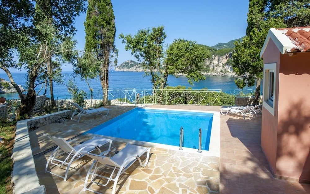 Blue Princess Beach Hotel & Suites — Swimming pool in Liapades, Ionian Islands