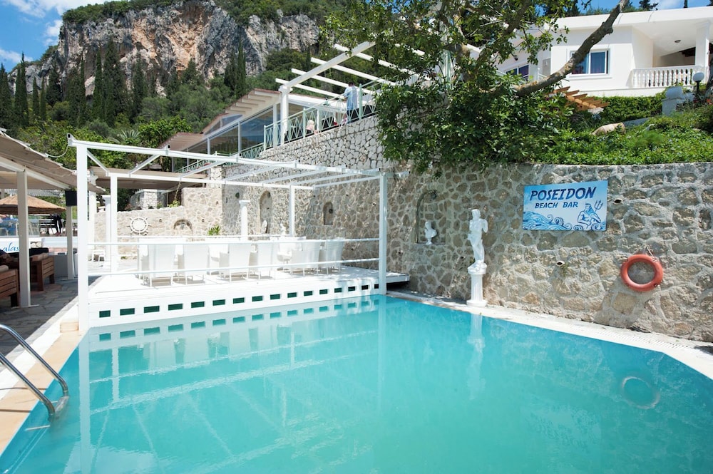 Blue Princess Beach Hotel & Suites — Swimming pool in Liapades, Ionian Islands
