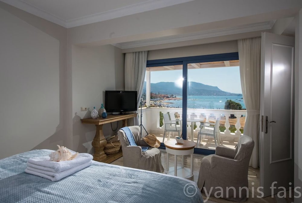 Pyrgos Blue — Hotel rooms in Malia