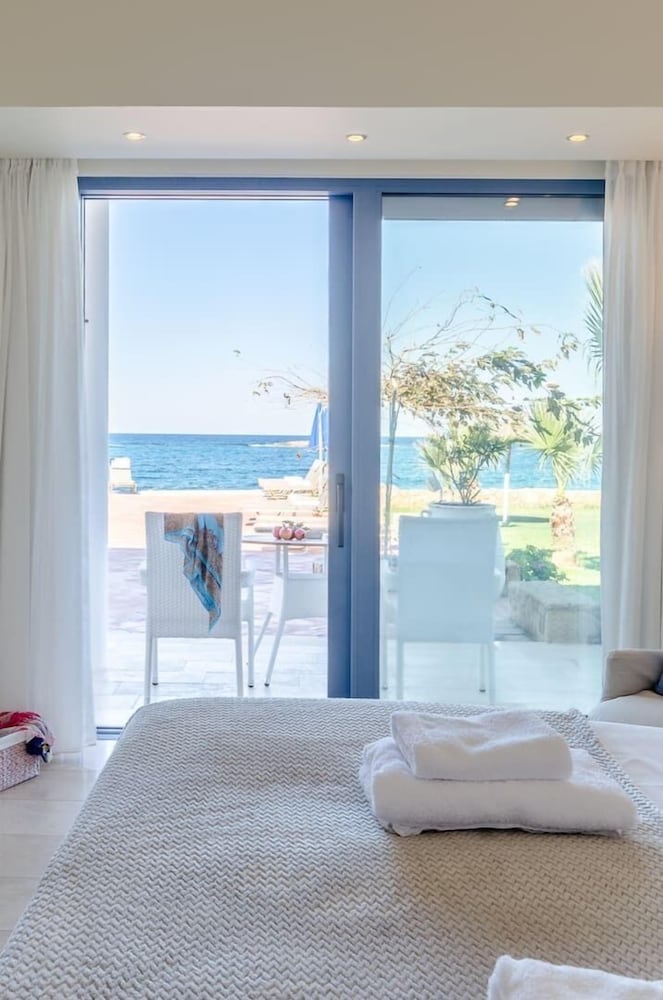 Pyrgos Blue — Hotel rooms in Malia