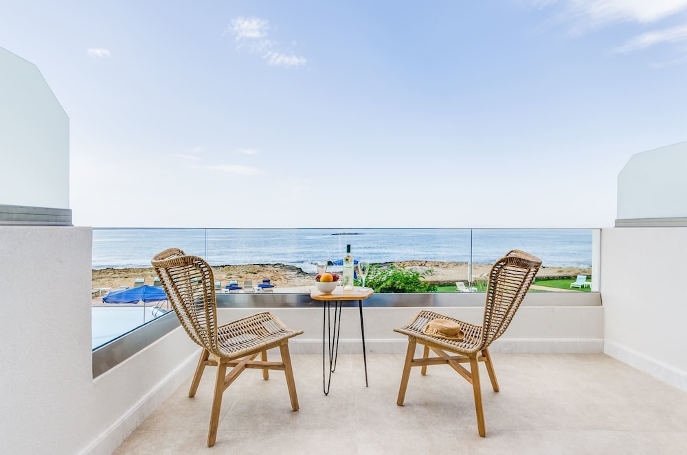 Pyrgos Blue — Hotel rooms in Malia