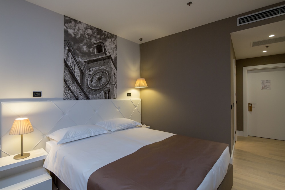 Cornaro Hotel — Hotel rooms in Split, Split-Dalmatia