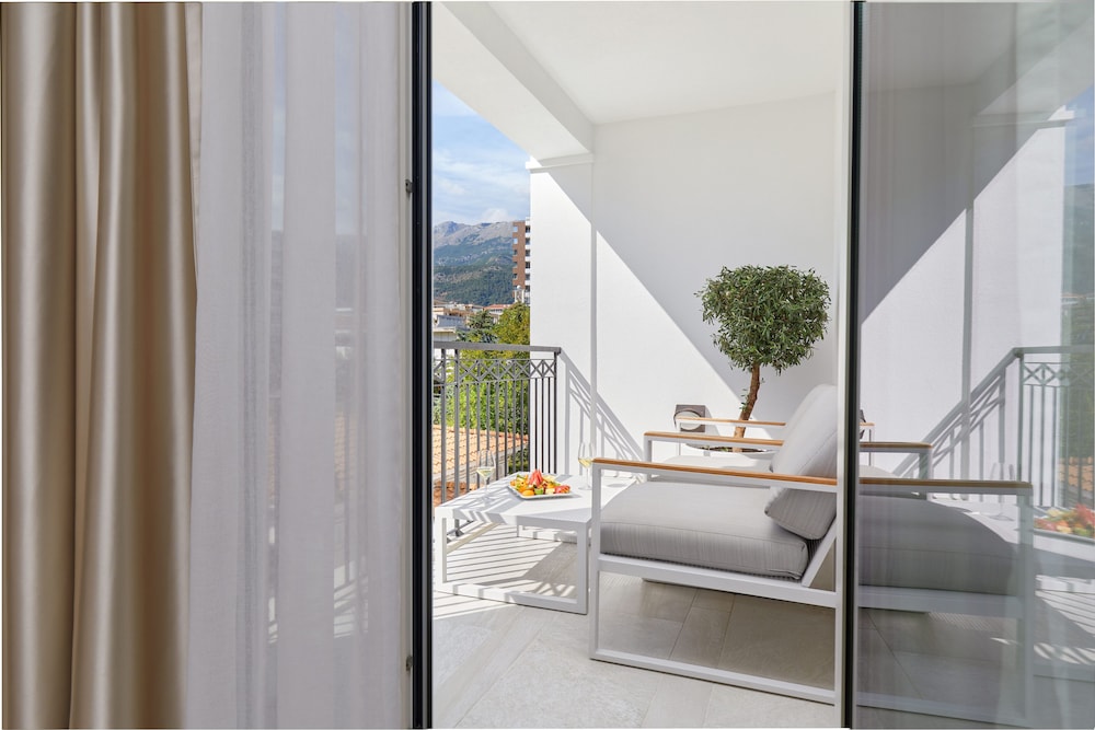 Crowne Plaza Budva by IHG — Hotel rooms in Budva, Budva Municipality