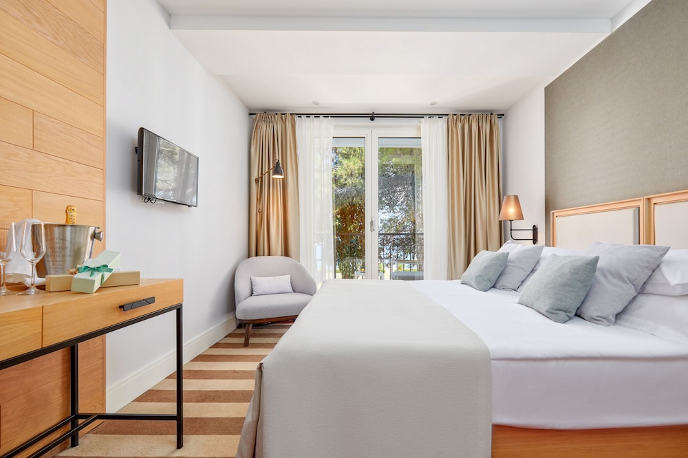 Crowne Plaza Budva by IHG — Hotel rooms in Budva, Budva Municipality