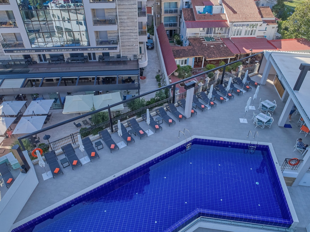 Crowne Plaza Budva by IHG — Swimming pool in Budva, Budva Municipality