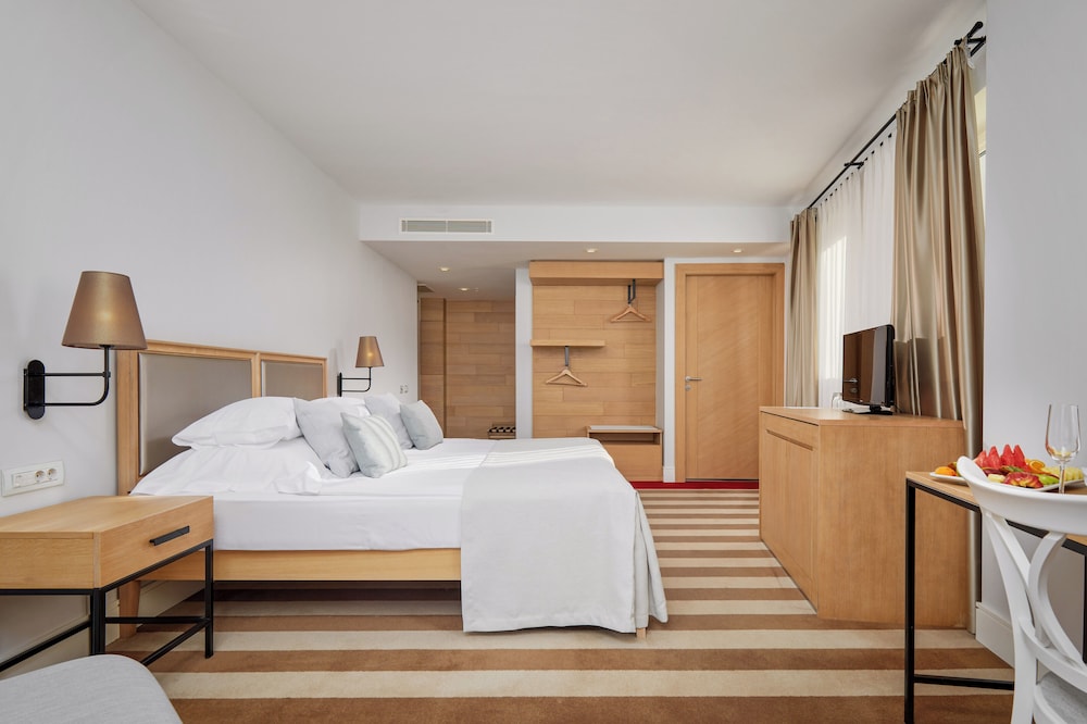 Crowne Plaza Budva by IHG — Hotel rooms in Budva, Budva Municipality