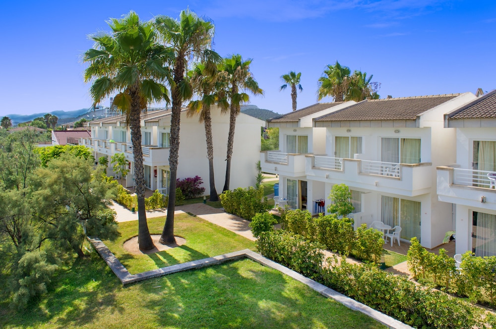 BQ Alcudia Sun Village - All Inclusive — Hotel building in Playa de Muro, Balearic Islands