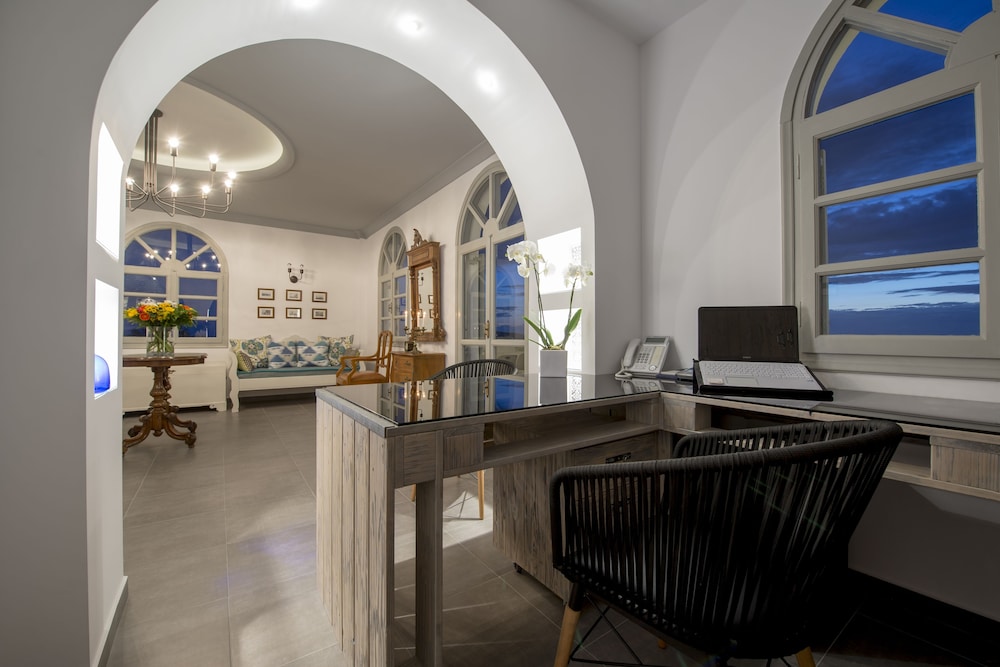 Caldera's Dolphin Suites — Hotel building in Megalochori (Santorini), South Aegean