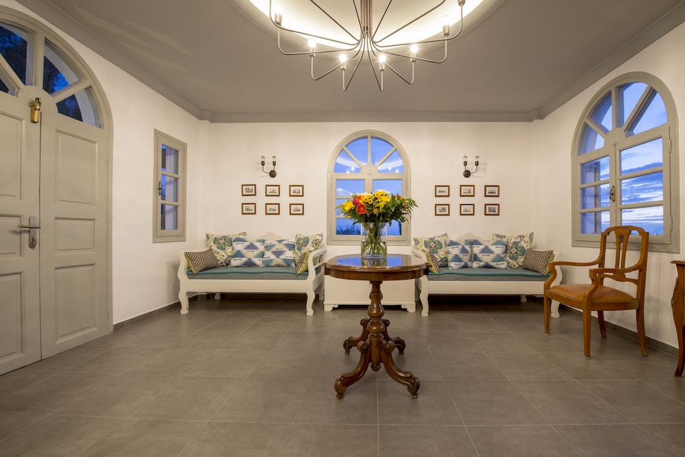 Caldera's Dolphin Suites — Hotel building in Megalochori (Santorini), South Aegean