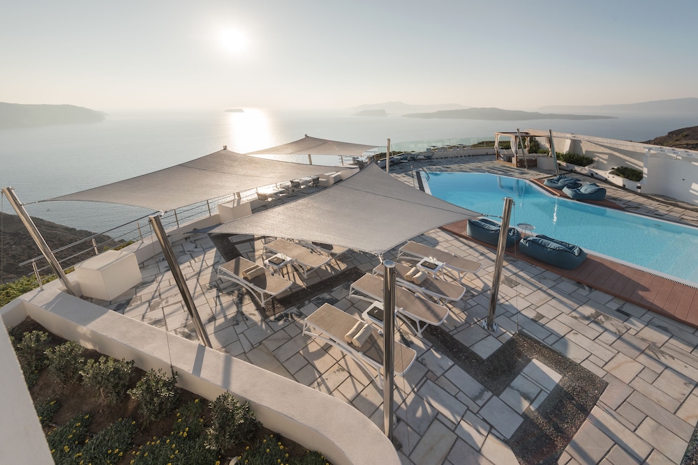 Caldera's Dolphin Suites — Swimming pool in Megalochori (Santorini), South Aegean