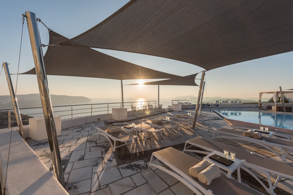 Caldera's Dolphin Suites — Swimming pool in Megalochori (Santorini), South Aegean