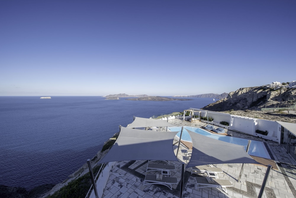 Caldera's Dolphin Suites — Swimming pool in Megalochori (Santorini), South Aegean