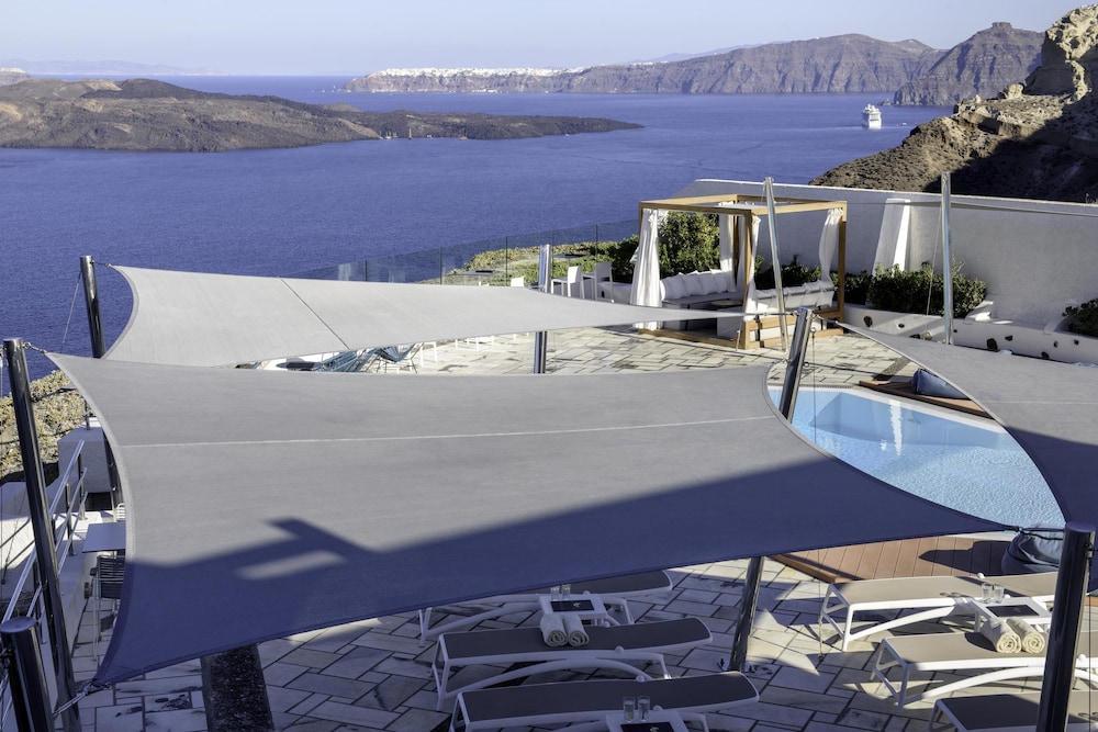 Caldera's Dolphin Suites — Swimming pool in Megalochori (Santorini), South Aegean