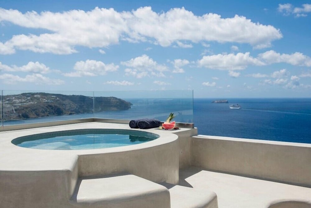 Caldera's Dolphin Suites — Swimming pool in Megalochori (Santorini), South Aegean