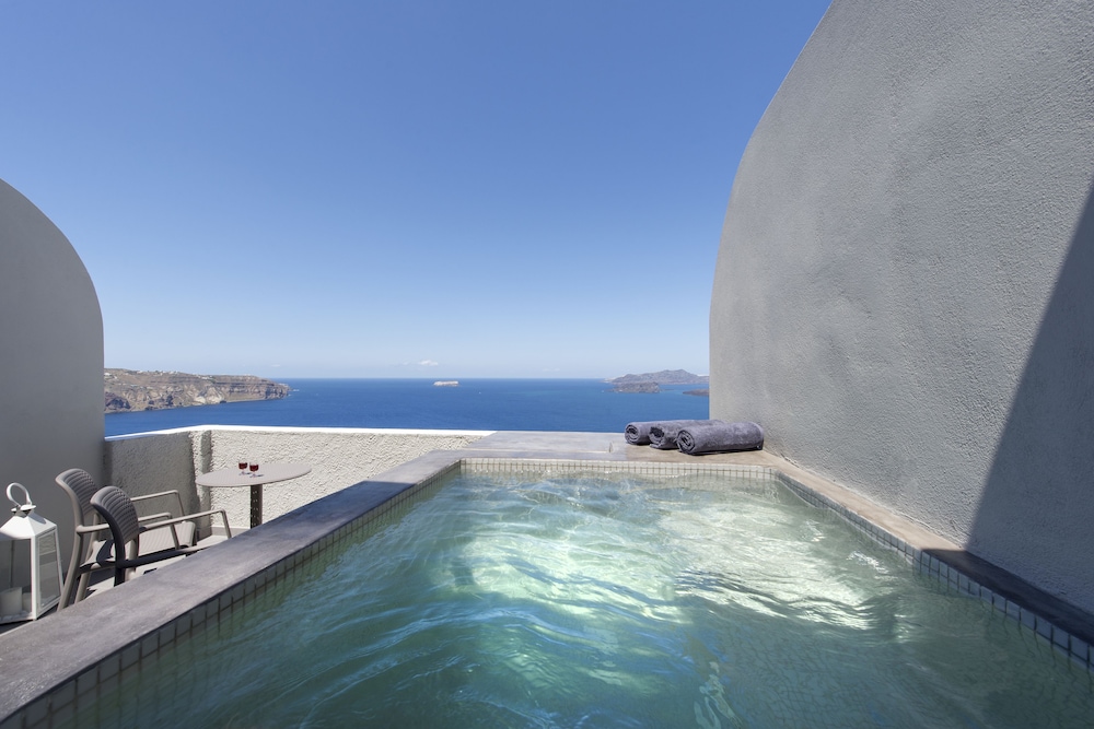 Caldera's Dolphin Suites — Swimming pool in Megalochori (Santorini), South Aegean