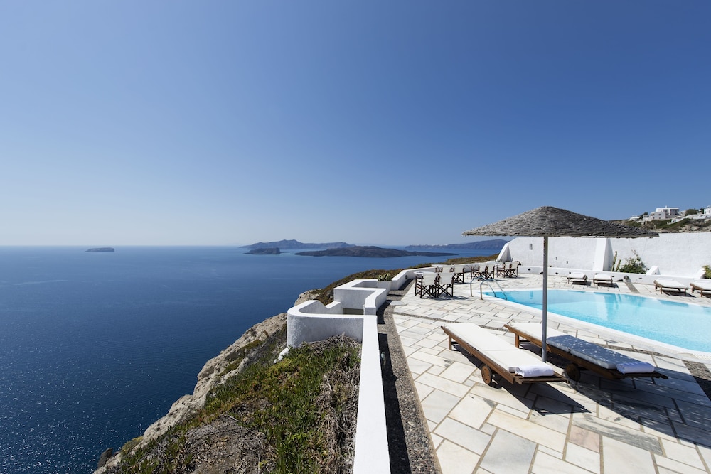 Caldera's Dolphin Suites — Swimming pool in Megalochori (Santorini), South Aegean