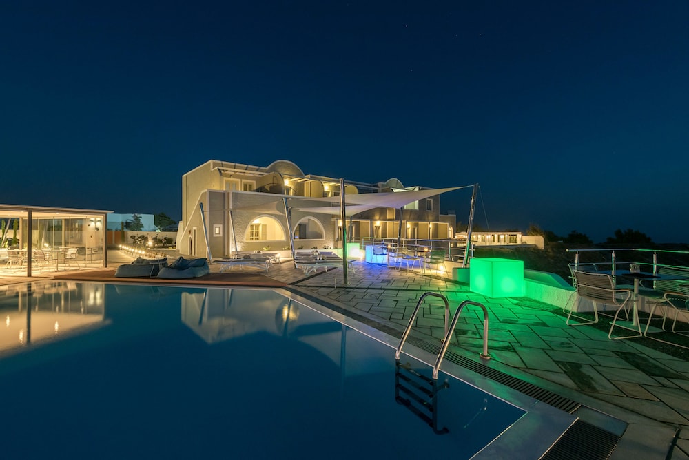 Caldera's Dolphin Suites — Swimming pool in Megalochori (Santorini), South Aegean