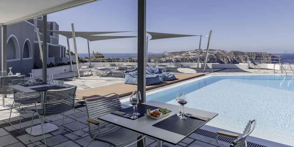 Caldera's Dolphin Suites — Swimming pool in Megalochori (Santorini), South Aegean
