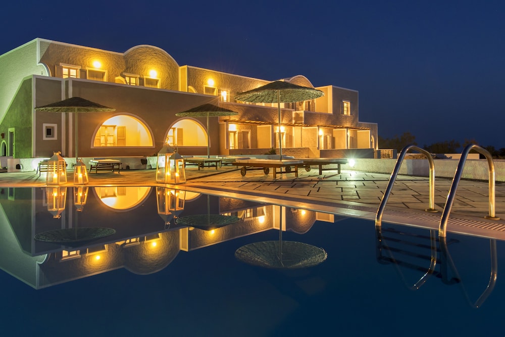 Caldera's Dolphin Suites — Swimming pool in Megalochori (Santorini), South Aegean