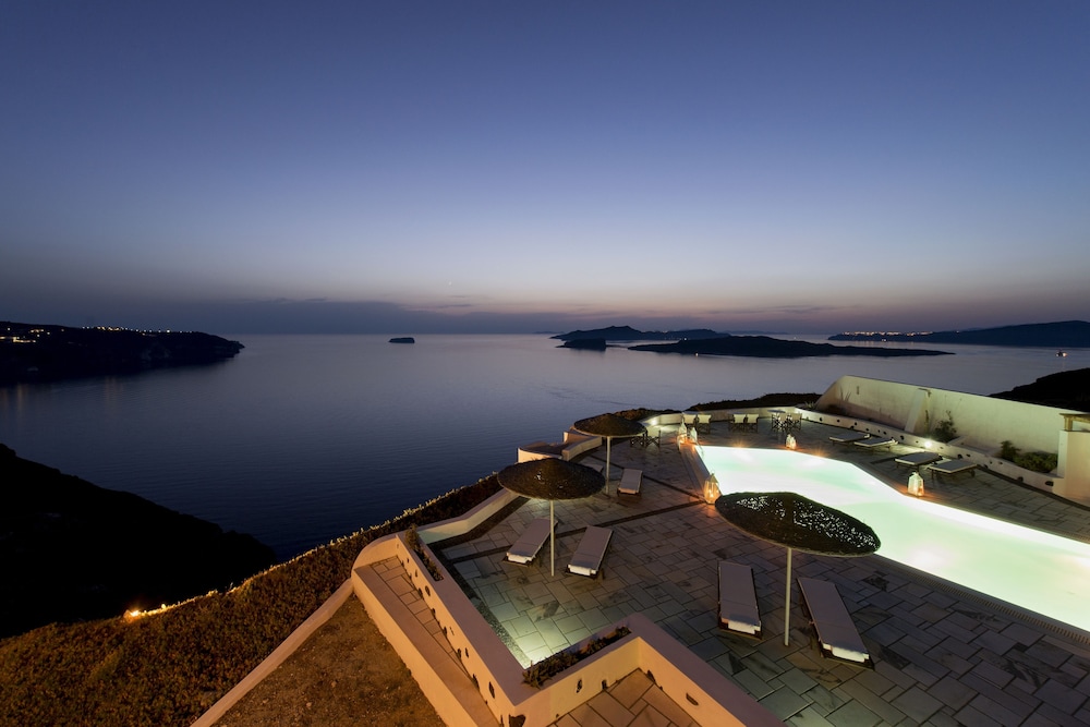 Caldera's Dolphin Suites — Swimming pool in Megalochori (Santorini), South Aegean