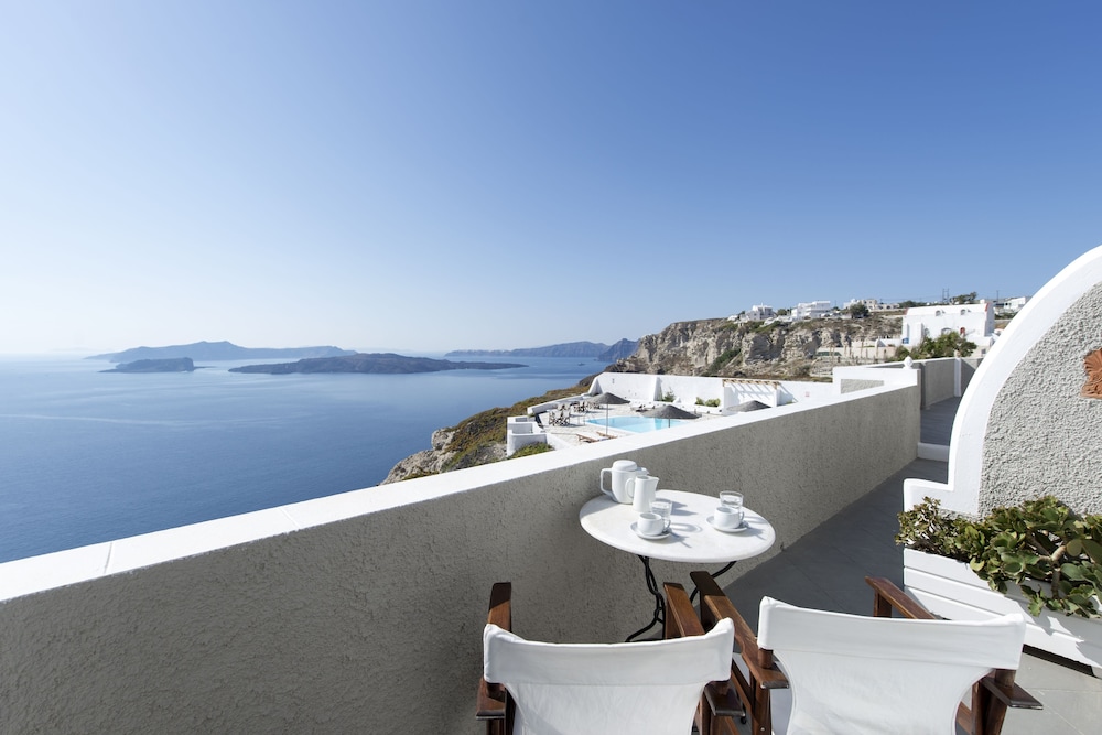 Caldera's Dolphin Suites — Swimming pool in Megalochori (Santorini), South Aegean
