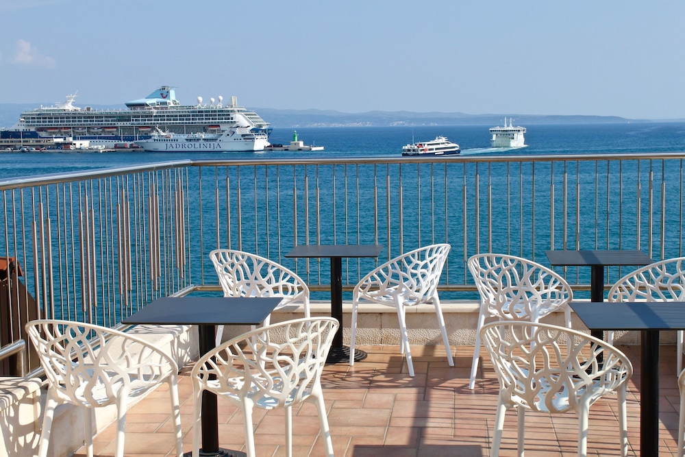 Galeria Valeria Seaside Downtown - MAG Quaint & Elegant Boutique Hotel — Restaurant & bars in Split, Split-Dalmatia