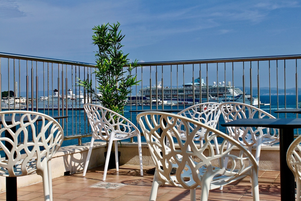Galeria Valeria Seaside Downtown - MAG Quaint & Elegant Boutique Hotel — Restaurant & bars in Split, Split-Dalmatia