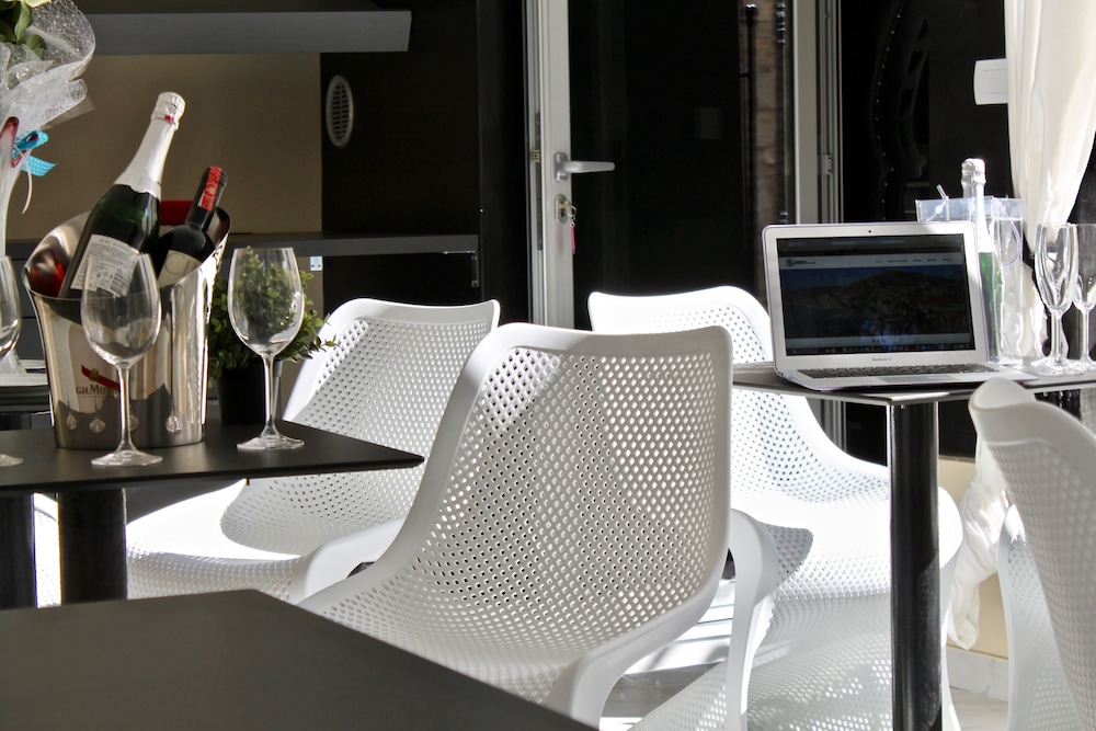 Galeria Valeria Seaside Downtown - MAG Quaint & Elegant Boutique Hotel — Restaurant & bars in Split, Split-Dalmatia
