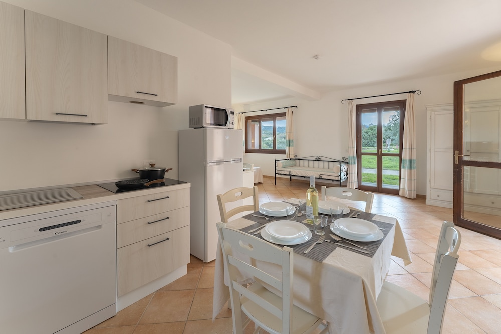 Residence Baia dei Mirti — Hotel rooms in Aglientu, Sardinia