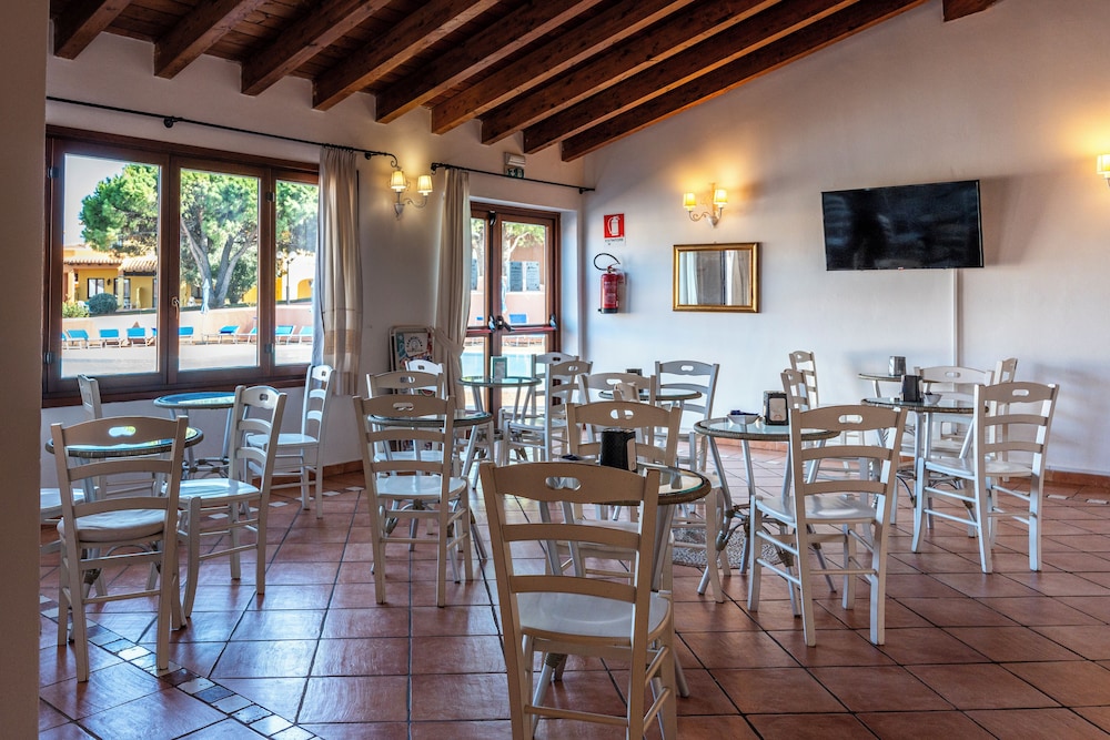 Residence Baia dei Mirti — Restaurant & bars in Aglientu, Sardinia
