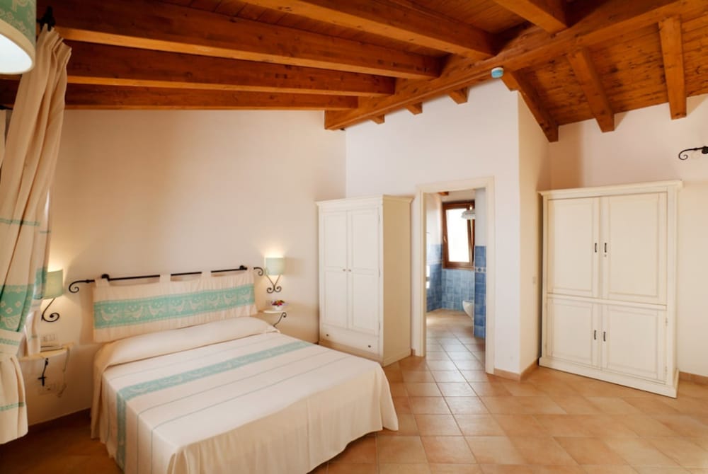 Residence Baia dei Mirti — Hotel rooms in Aglientu, Sardinia