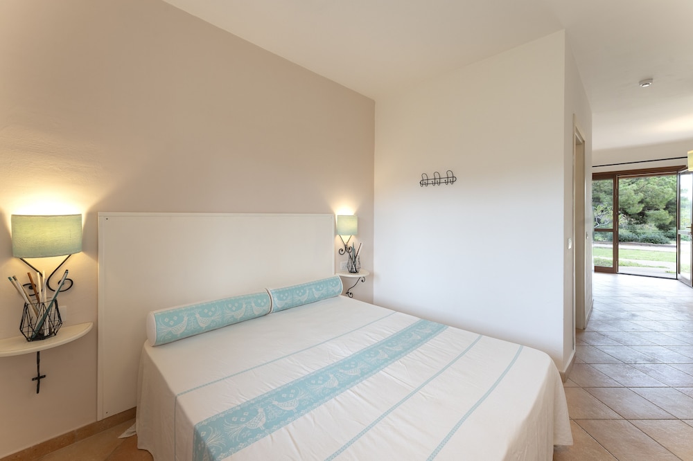 Residence Baia dei Mirti — Hotel rooms in Aglientu, Sardinia
